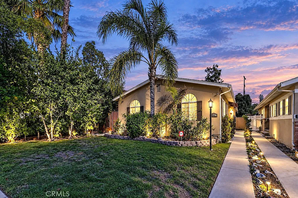3 bed, 2.5 bath, 2050 sqft, $6,300 — Photo 1