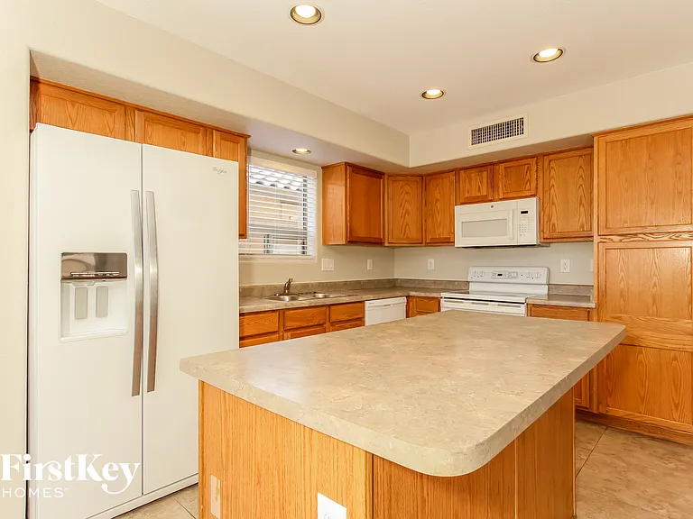 7913 S 45th Ln — Photo 5