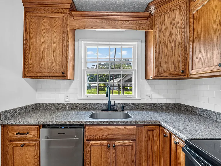 1604 Truman Ave — Photo 12