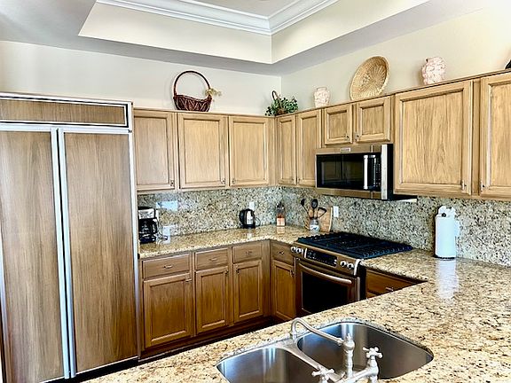 granite/stainless kitchen