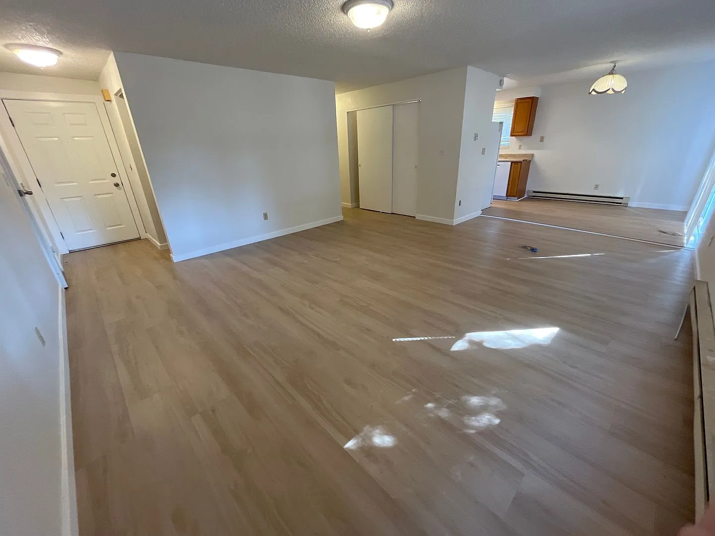 Updated 4 Bedroom 1 bathroom Home — Photo 2
