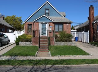 17019 Pidgeon Meadow Rd, Fresh Meadows, NY 11365