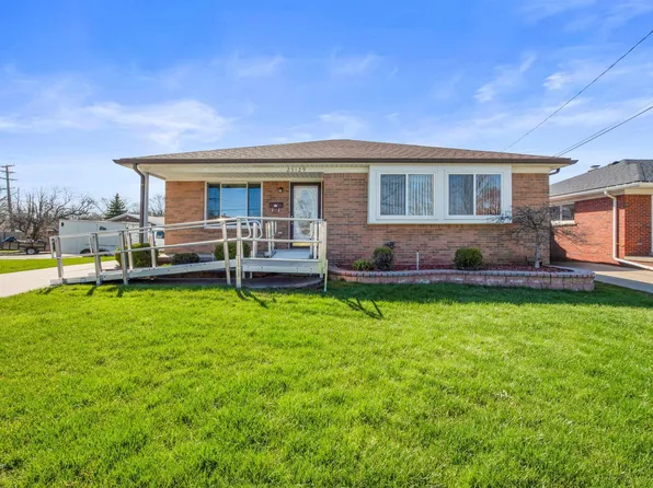 25129 San Rosa Dr, Saint Clair Shores, MI 48081