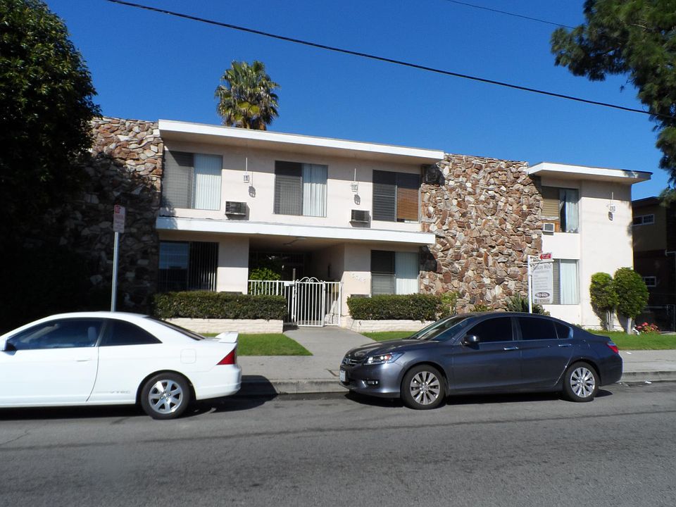 1st image of 15745 Saticoy St APT 5