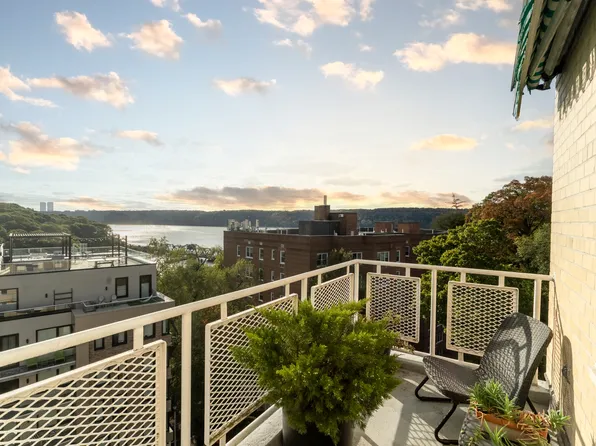 2390 Palisade Avenue image 7 of 18