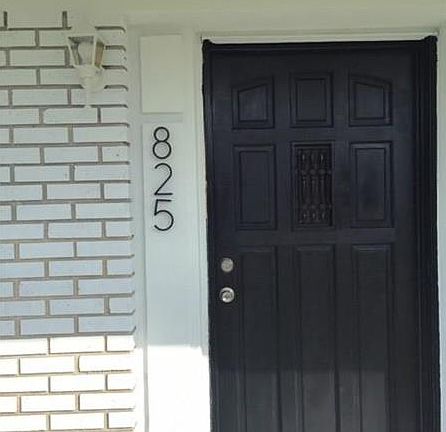 4th image of 825 NW 199th St