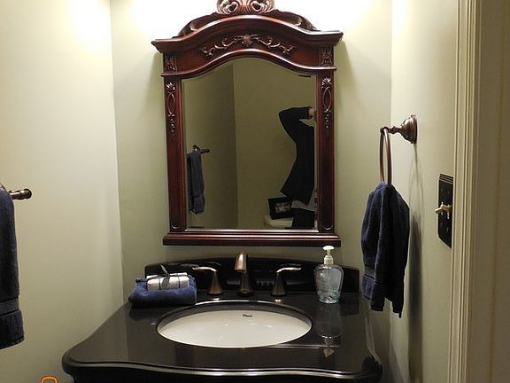 Powder Room 1st floor 3'X8'
						:
						Elegant with hard wood flooring.