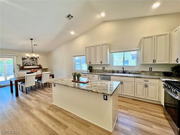 3rd image of 889 Cozy Valley St