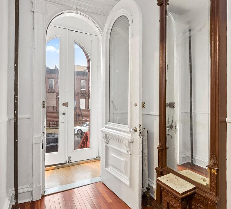 2nd image of 196 Hart St
