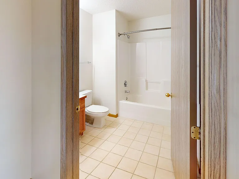 Dakota Park Apartments — Photo 17