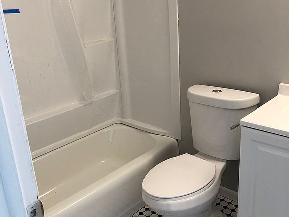 3rd image of 1120 W Hawthorne St APT B