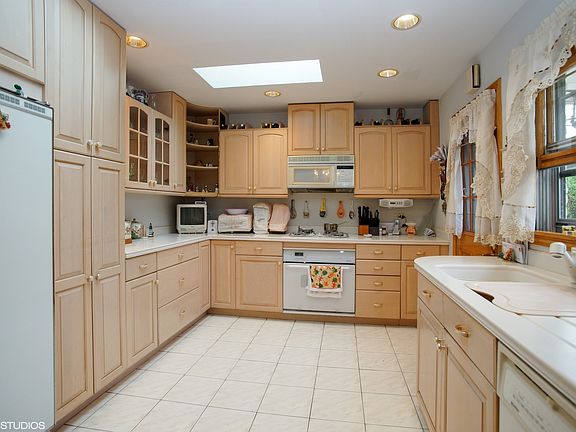 5th image of 1033 Irwin Ave
