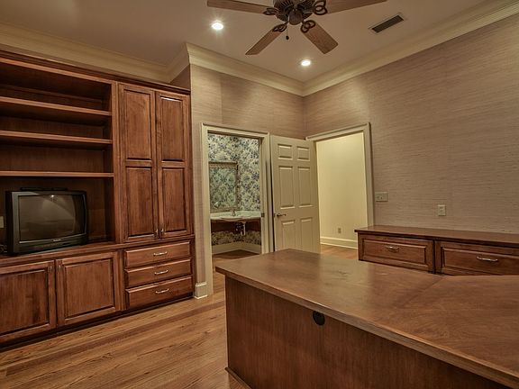 4th image of 421 Lacy Woods Ct