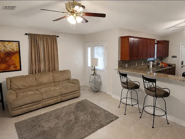 1131 Dogwood Ave — Photo 2
