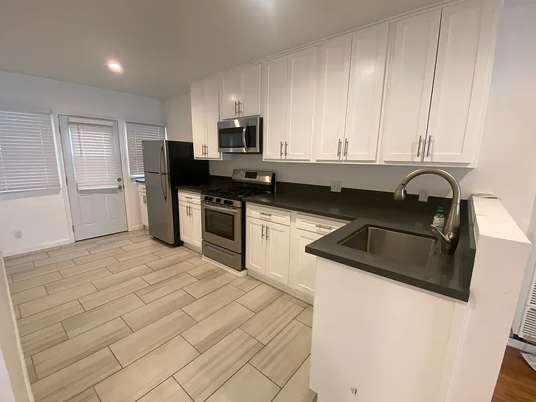 11506 Rochester Ave #11506 — Photo 9