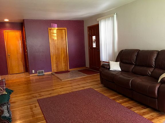 4th image of 1007 E Saint Clair St