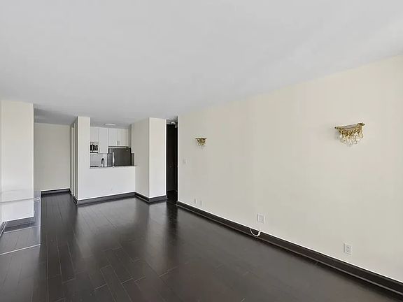 3rd image of 5 E 22nd St APT 19R