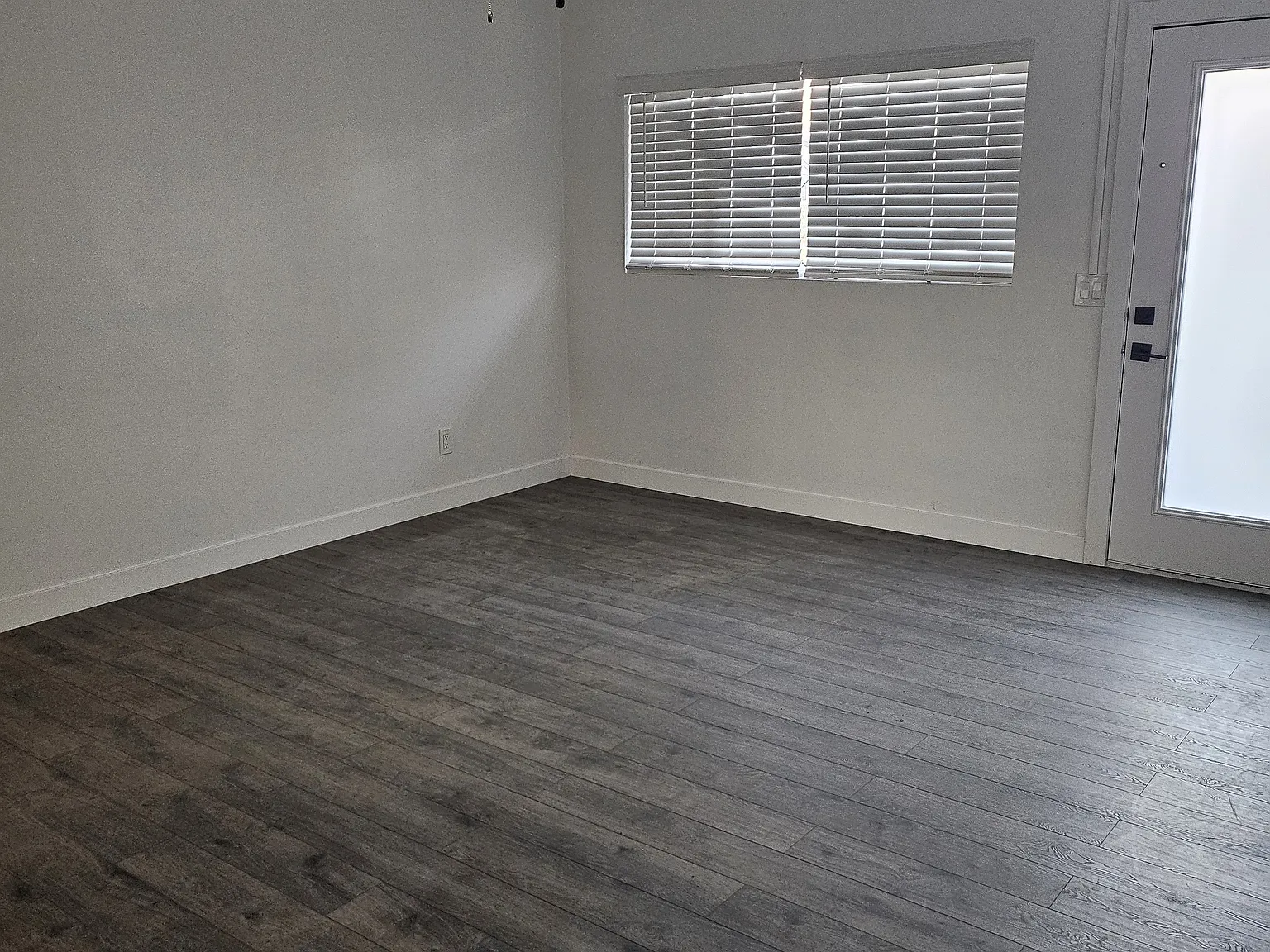 907 E Claremont St — Photo 3