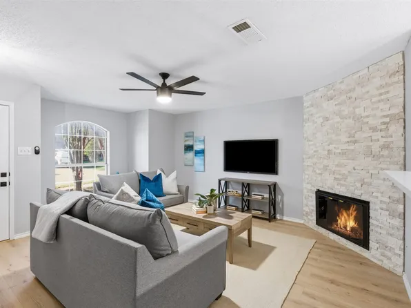 1379 Honeysuckle Ln, Lewisville, TX 75077