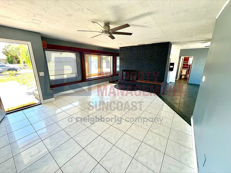 563 Parkview Dr — Photo 5