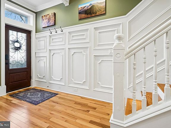 5th image of 909 C St NE