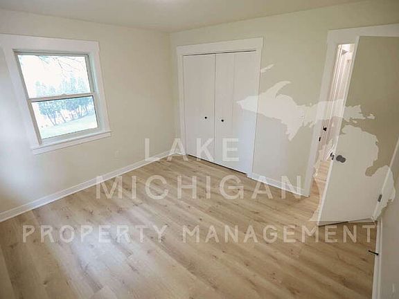 4th image of 883 Emerald Ave NE