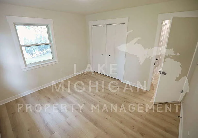 883 Emerald Ave NE — Photo 4