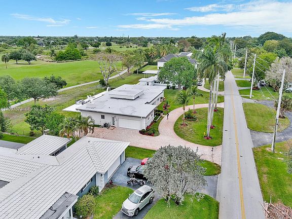 3rd image of 621 E Tropical Way
