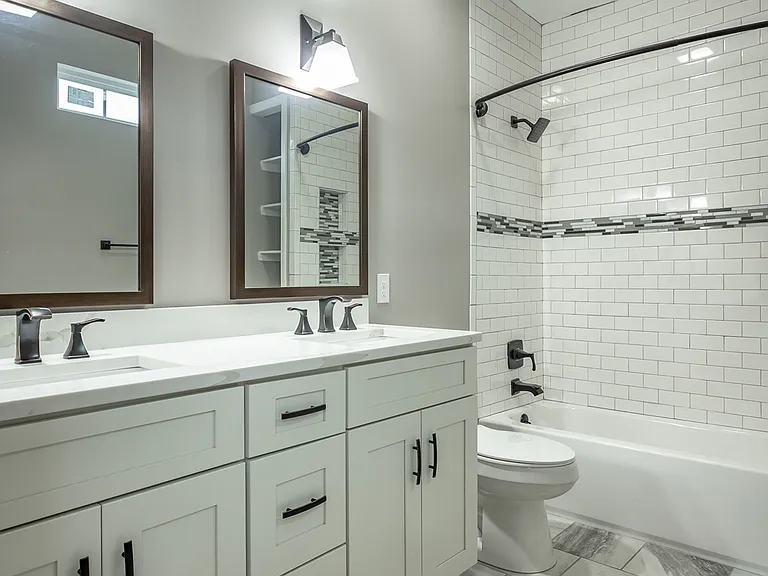 1553 Kirby Ave — Photo 8