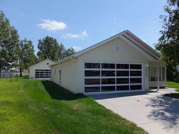 5th image of 3624 Village Green Ln