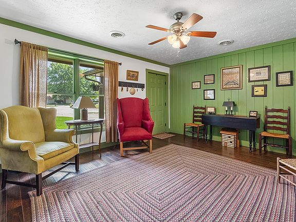 4th image of 60 Thomas Ct