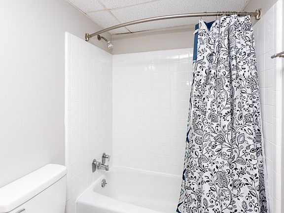 4th image of 3482 Lansdowne Dr #135