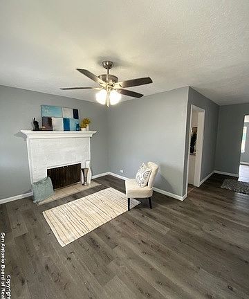 4th image of 901 E Dullnig Ct