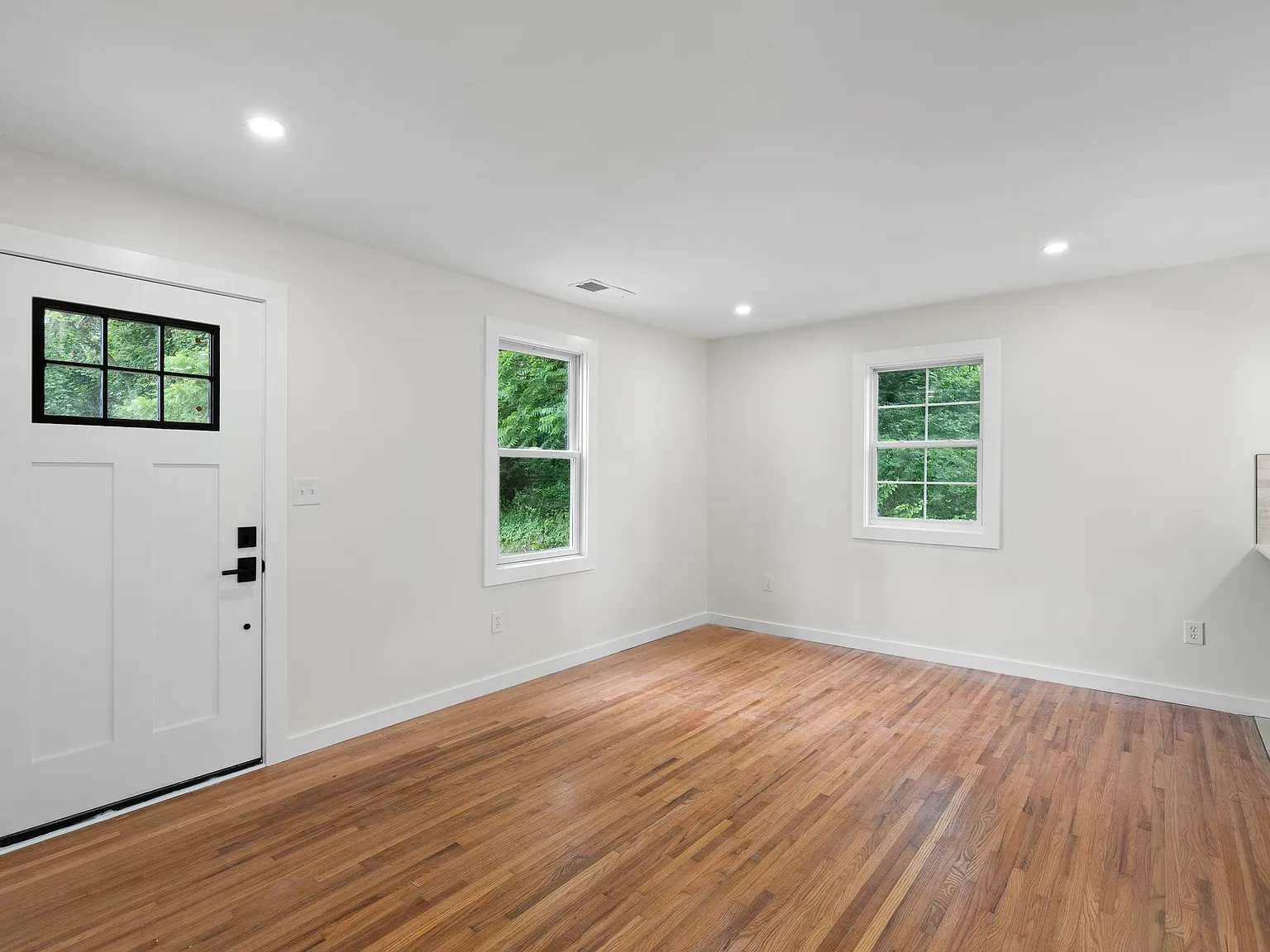 3 bed, 828 sqft, $2,200 — Photo 3