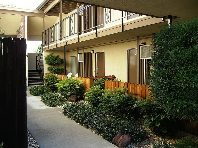 1078 Franklin Ave — Photo 37