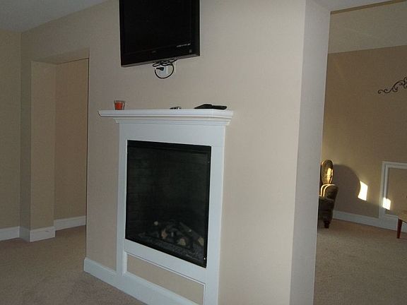 F/P in Owner w/ Sitting Rm