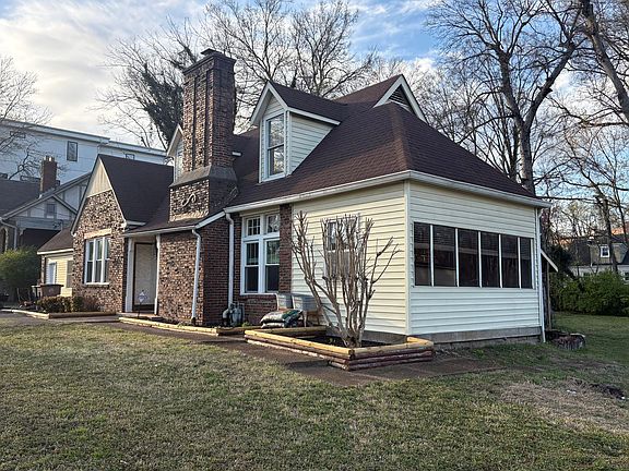 3rd image of 1010 Gale Ln