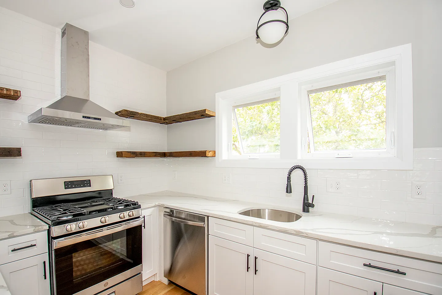 3 bed, 2.5 bath, 1600 sqft, $4,000 — Photo 1