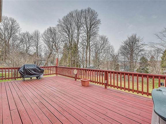 4th image of 134 Sunridge Ave