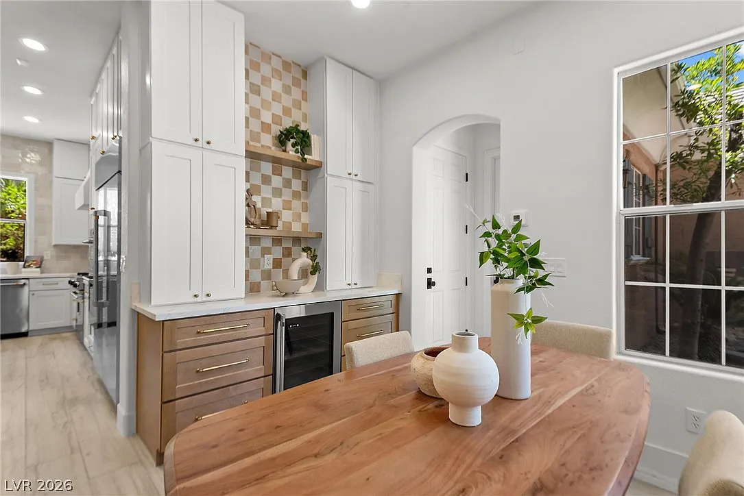 4 bed, 3.5 bath, 4211 sqft, $6,950 — Photo 2