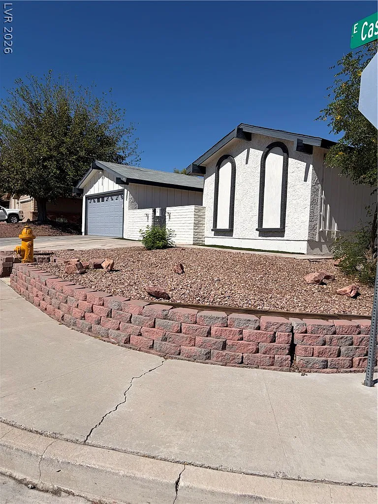 3 bed, 2.0 bath, 1707 sqft, $2,400 — Photo 2