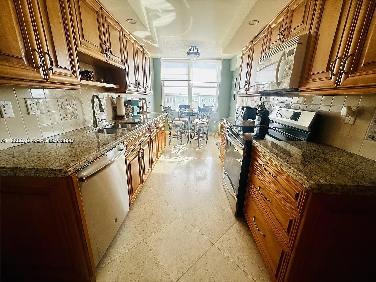 Oxford Towers Condo — Photo 3