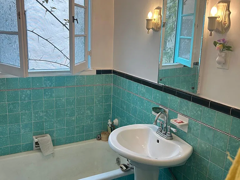 464 N Stanley Ave #8 — Photo 18