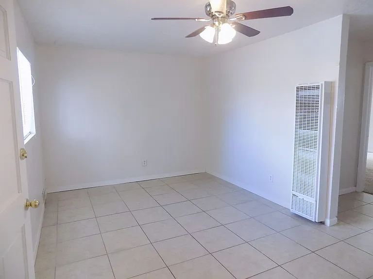 560 Estancia Dr NW — Photo 2