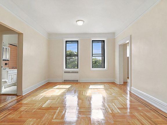 2nd image of 25 Parade Pl APT 3L