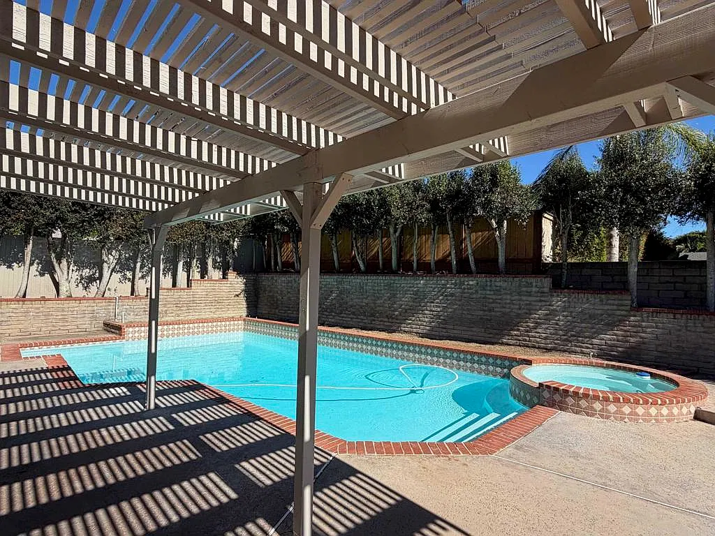 5 bed, 2.5 bath, 2140 sqft, $6,250 — Photo 4