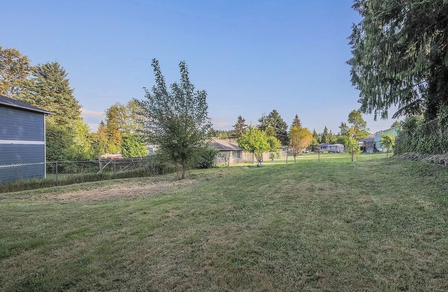 8 bed, 3560 sqft, $1,400 — Photo 4