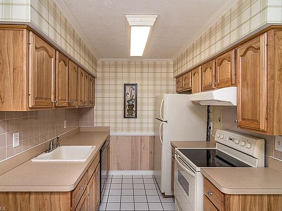 5th image of 16395 Heather Ln APT 302