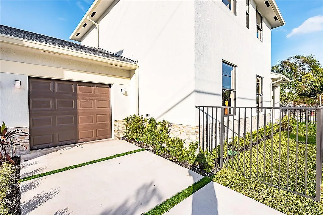 3 bed, 2.5 bath, 2130 sqft, $3,950 — Photo 2