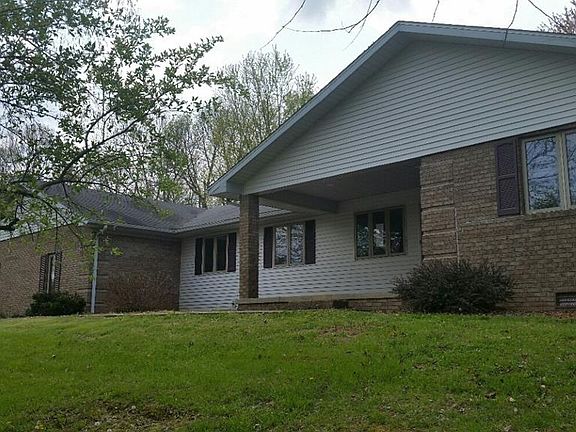 3rd image of 625 Hillcrest Cir